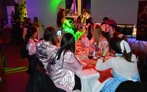 Cena espectáculo en Gijón. Cena espectáculo privada despedida de soltero Gijón. Cena temática despedidas Gijón